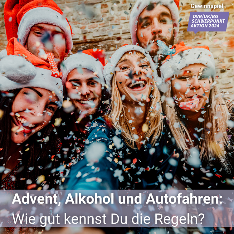Eine fröhliche Gruppe junger Menschen trägt Weihnachtsmützen und posiert für ein Selfie. Sie lächeln und werfen Konfetti in die Luft. Oben rechts steht 'Gewinnspiel DVR/UK/BG Schwerpunkt Aktion 2024'. Unten im Bildtext steht 'Advent, Alkohol und Autofahren: Wie gut kennst Du die Regeln?'. Das Bild thematisiert in weihnachtlicher Stimmung die Kampagne zur Prävention von Alkohol am Steuer, initiiert von der Unfallkasse NRW.
