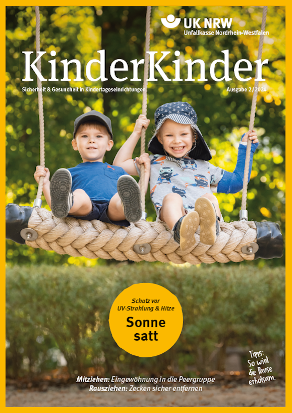 Zwei lächelnde Kinder, ein Junge mit blauer Mütze und ein Mädchen mit Strohhut, sitzen auf einer Seil-Schaukel vor grünem Hintergrund. Darüber steht der Titel 'KinderKinder' und die UK NRW (Unfallkasse Nordrhein-Westfalen) wird erwähnt. Ein Kreis mit der Aufschrift 'Schutz vor UV-Strahlung & Hitze - Sonne satt' sowie Hinweise zu Arbeitsschutz und Prävention im Kindergartenkontext sind präsent.