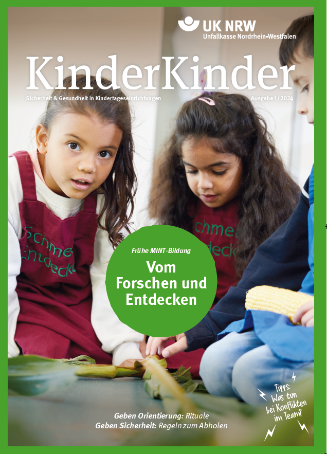 Auf dem Bild sitzen mehrere Kinder auf dem Boden und basteln mit Naturmaterialien wie Maiskolben. Ein Betreuer assistiert den Kindern. Alle tragen Schürzen mit dem Aufdruck 'Schmeckefuchs'. Oben steht der Text 'KinderKinder' und 'UK NRW Unfallkasse Nordrhein-Westfalen'. Unten links sind die Worte 'Geben Orientierung: Rituale' und 'Geben Sicherheit: Regeln zum Abholen' zu lesen. Ein zusätzlicher Hinweis 'Frühe MINT-Bildung: Vom Forschen und Entdecken' ist mittig zu erkennen.