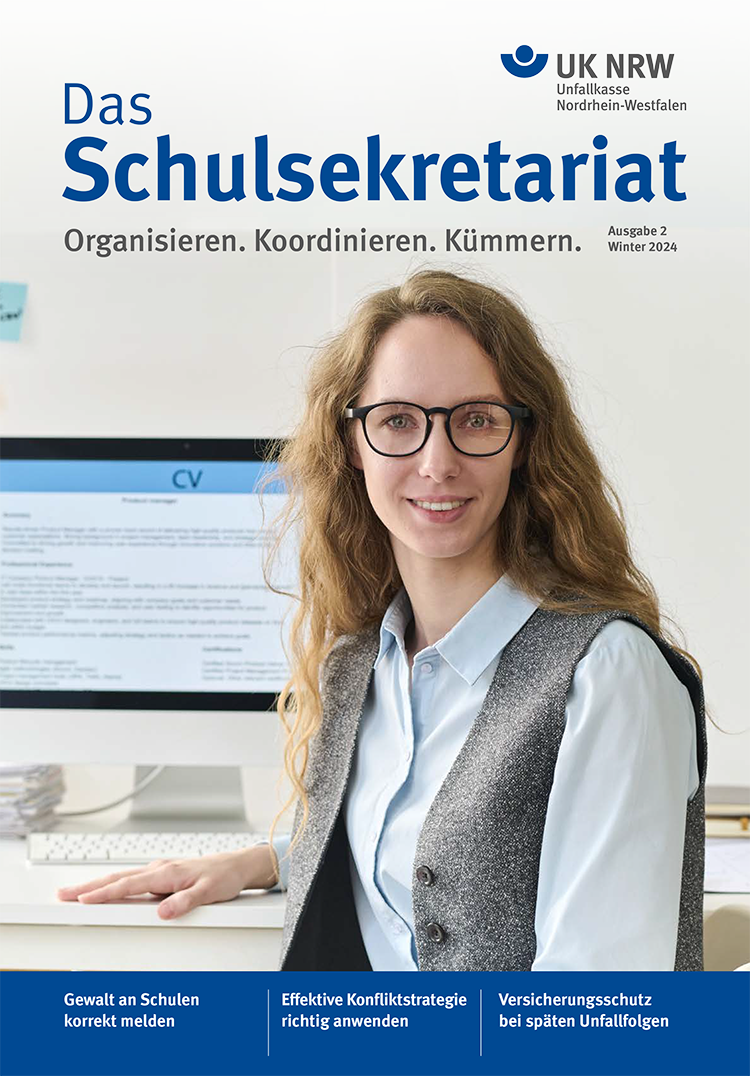Eine Frau mit lockigem Haar und Brille sitzt lächelnd an einem Schreibtisch. Sie trägt eine helle Bluse und einen beigen Cardigan. Hinter ihr steht ein Monitor, auf dem ein Lebenslauf zu sehen ist. Eine Tastatur und ein Telefon befinden sich auf dem Tisch. Im Hintergrund ist eine Broschüre der Unfallkasse NRW zu erkennen. Die Bildüberschrift lautet 'Das Schulsekretariat'. Im unteren Bereich sind Themen wie Gewalt an Schulen, Konfliktstrategie und Versicherungsschutz genannt.