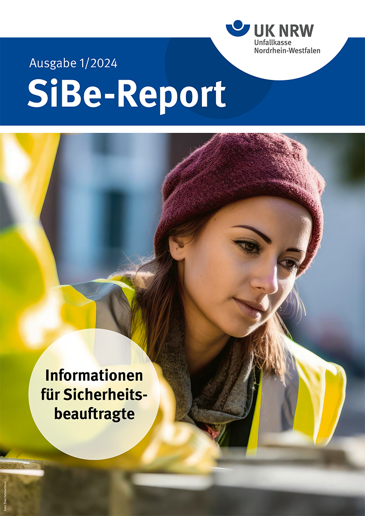 Das Bild zeigt eine junge Frau, die auf einer Baustelle arbeitet. Sie trägt eine gelbe Warnweste und eine rote Strickmütze, was auf Sicherheitsmaßnahmen hinweist. Die Szene vermittelt den Fokus auf Arbeitsschutz und Prävention im Kontext der Unfallkasse Nordrhein-Westfalen. Im Hintergrund ist unscharf Baustellenequipment zu erkennen.