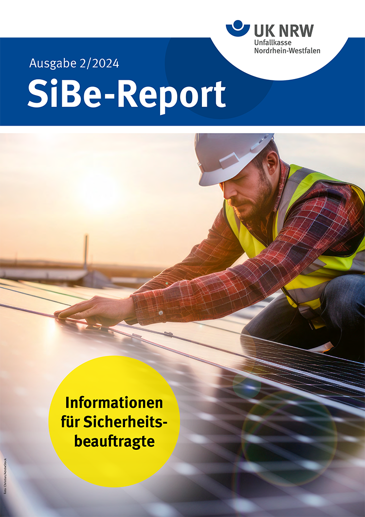 Ein Arbeiter in Schutzkleidung und Helm installiert ein Solarpanel auf einem Dach. Die Szene findet bei Sonnenuntergang statt, was für eine warme Atmosphäre sorgt. Das Cover des SiBe-Reports von der Unfallkasse Nordrhein-Westfalen Ausgabe 2/2024 hebt den Fokus auf Informationen für Sicherheitsbeauftragte hervor. Ziel ist die Förderung von Arbeitsschutz und Prävention am Arbeitsplatz.