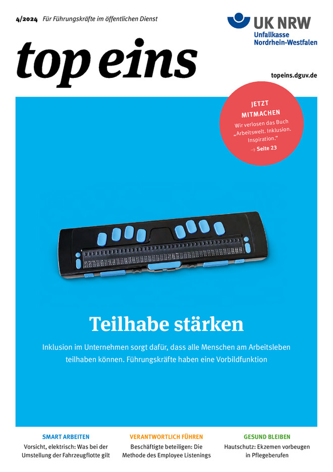 Das Cover der Ausgabe 4/2024 der Zeitschrift 'top eins' für Führungskräfte im öffentlichen Dienst. Oben ist das Logo der Unfallkasse Nordrhein-Westfalen und der Titel 'top eins' zu sehen. Mittig ein Bild einer Braillezeile, das Symbol für Barrierefreiheit und Inklusion. Der Text in der Bildmitte lautet: 'Teilhabe stärken. Inklusion im Unternehmen sorgt dafür, dass alle Menschen am Arbeitsleben teilnehmen können. Führungskräfte haben eine Vorbildfunktion.' Rechts oben gibt es einen roten Kreis mit dem Text: 'JETZT MITMACHEN Wir verstehen das Buch 'Arbeitssicherheit – praktisch' ... Seite 23'. Die Themen am unteren Rand sind 'Smart arbeiten - Verbesserungen der Arbeitsunfähigkeit durch Einsatz der Fahrzeugtelematik', 'Verantwortlich führen - Informationen effizient nutzen: Tipps & Beispiele', 'Hauptsache gesund - Strategien für ein gesundes Berufsleben'.