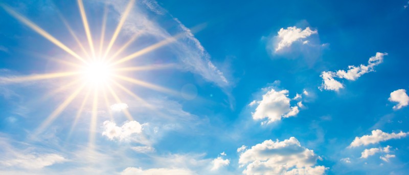 Das Bild zeigt eine strahlende Sonne