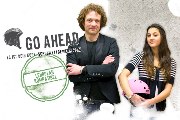 Das Bild zeigt einen Mann und eine Frau vor einer grauen Wand. Der Mann hat lockiges Haar und trägt einen schwarzen Blazer. Die Frau hält einen pinken Fahrradhelm und trägt ein gestreiftes T-Shirt. Oben links steht das Logo des Wettbewerbs 'GO AHEAD' mit einem Helm, darunter der Text 'Es ist dein Kopf - Schulwettbewerb 2024'. In der Mitte auf einer grünen runden Fläche steht 'Lehrplan Kompatibel'. Das Poster spricht für die Unfallkasse NRW über Arbeitsschutz und Prävention im Rahmen eines Schulwettbewerbs.