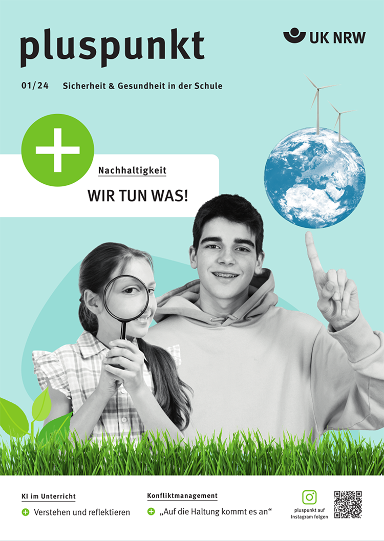 Das Titelbild des Magazins 'pluspunkt' der Unfallkasse NRW zeigt das Thema 'Sicherheit & Gesundheit in der Schule'. Oben links steht der Magazintitel in schwarzen Buchstaben auf mintfarbenem Hintergrund. Darunter in kleinerer Schrift '01/24 Sicherheit & Gesundheit in der Schule'. Im mittleren Bereich sind ein Schüler und eine Schülerin abgebildet, beide halten große Vergrößerungslinsen vor sich. Rechts neben ihnen schwebt eine kleine Weltkugel mit zwei Windrädern darüber. Der Text 'Nachhaltigkeit WIR TUN WAS!' ist neben einem großen grünen Pluszeichen abgebildet. Unten links sind Symbole für 'KI im Unterricht' und 'Konfliktmanagement'. Das Logo der Unfallkasse NRW ist oben rechts sichtbar.