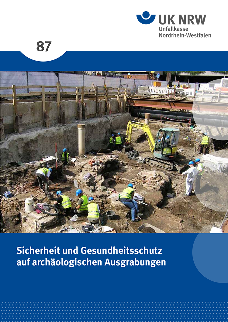 Auf einer archäologischen Ausgrabungsstätte arbeiten mehrere Bauarbeiter mit Helmen und Warnwesten. Die Stätte ist mit Absperrzäunen und Stützprovisorien gesichert, um Sicherheitsmaßnahmen zu gewährleisten. Im Hintergrund sind Bagger im Einsatz. Die Szene verdeutlicht den Fokus auf Arbeitsschutz und Prävention bei archäologischen Ausgrabungen im Kontext der Unfallkasse NRW.