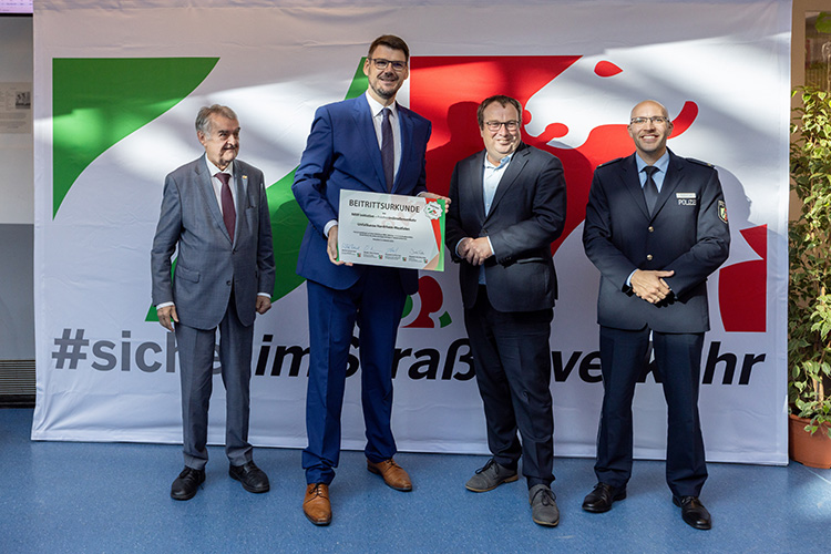 Das Bild zeigt die Minister Herbert Reul Geschäftsführer Michael Stock Minister Oliver Krischer und Polizeirat Markus Szech