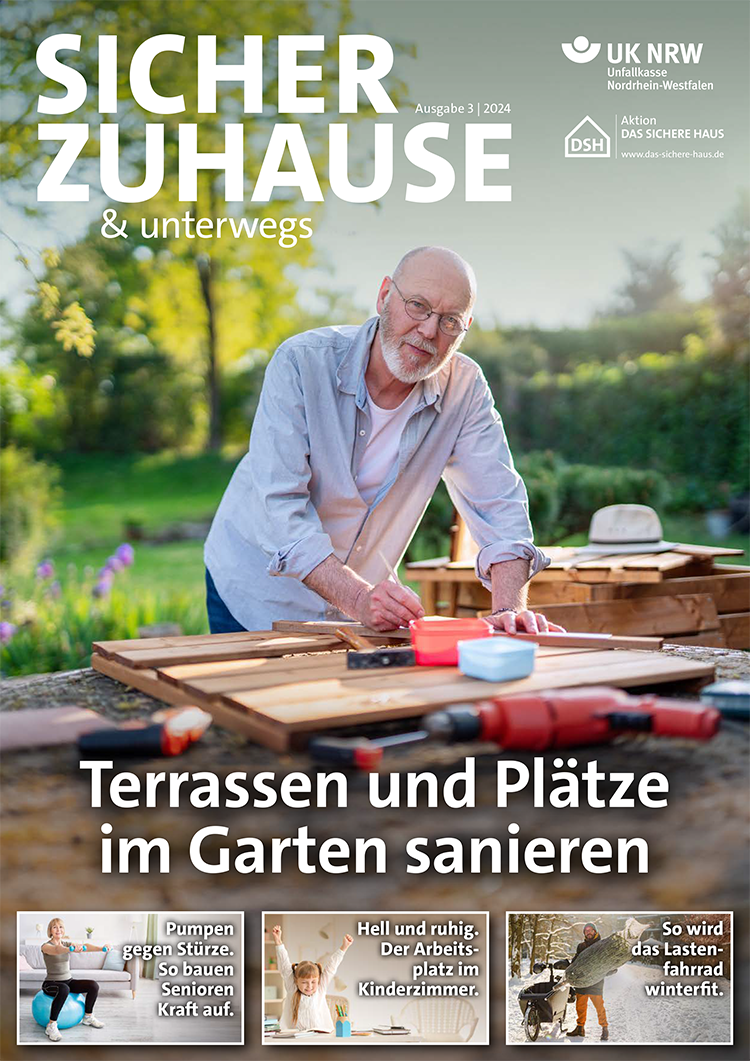 Ein älterer Mann arbeitet an einem Holzprojekt auf einer Terrasse im Garten. Er trägt eine Brille und ein helles Hemd. Im Hintergrund grüne Bäume. Der Titel des Magazins lautet 'Sicher Zuhause & unterwegs', Ausgabe 3 | 2024. Unten sind Artikelhinweise: 'Pumpen gegen Stürze. So bauen Sie Senioren Kraft auf.', 'Hell und ruhig: Der Arbeitsplatz im Kinderzimmer.', 'So wird das Lastenfahrrad winterfit.' Dies vermittelt Themen zu Arbeitsschutz und Prävention, gefördert durch die Unfallkasse NRW.