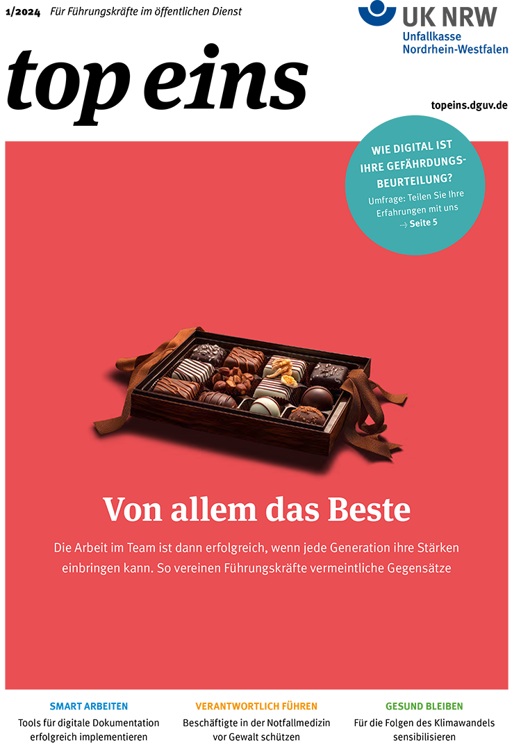 Das Bild zeigt eine dekorative Box mit Pralinen auf einem roten Hintergrund. Die Pralinen symbolisieren Vielfalt und Teamarbeit. Darüber ein stilisierter, bunter Rahmen mit der Aufschrift: 'Wie digital ist Ihre Gefährdungsbeurteilung?' als Bezug zur Unfallkasse NRW, die sich mit Arbeitsschutz und Prävention befasst. Der Text 'Von allem das Beste' deutet an, dass Teamarbeit dann erfolgreich ist, wenn alle Stärken eingebracht werden. Der Slogan weist auf die Bedeutung von präventiven Maßnahmen und der Berücksichtigung von verschiedenen Stärken im Team hin.