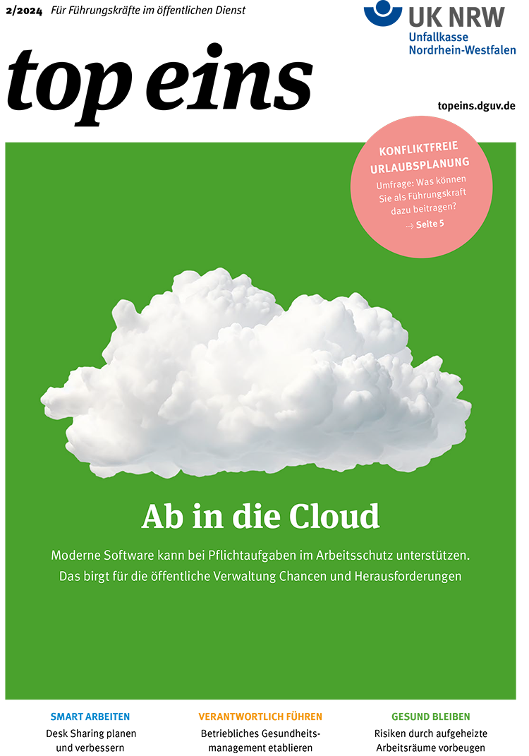 Das Titelbild zeigt eine große stilisierte weiße Wolke, die mittig vor einem grünen Hintergrund schwebt. Darüber steht der Text 'Ab in die Cloud'. In der oberen rechten Ecke ist ein runder orangefarbener Bereich mit dem Text 'Konfliktfreie Urlaubsplanung' und einem Hinweis auf einen Artikel auf Seite 5. Am unteren Rand steht: 'Moderne Software kann bei Pflichtaufgaben im Arbeitsschutz unterstützen. Das birgt für die öffentliche Verwaltung Chancen und Herausforderungen.' Die Gestaltung der Broschüre thematisiert den Einsatz moderner Cloud-Software im Bereich Arbeitsschutz und Prävention, relevant für die Unfallkasse NRW.