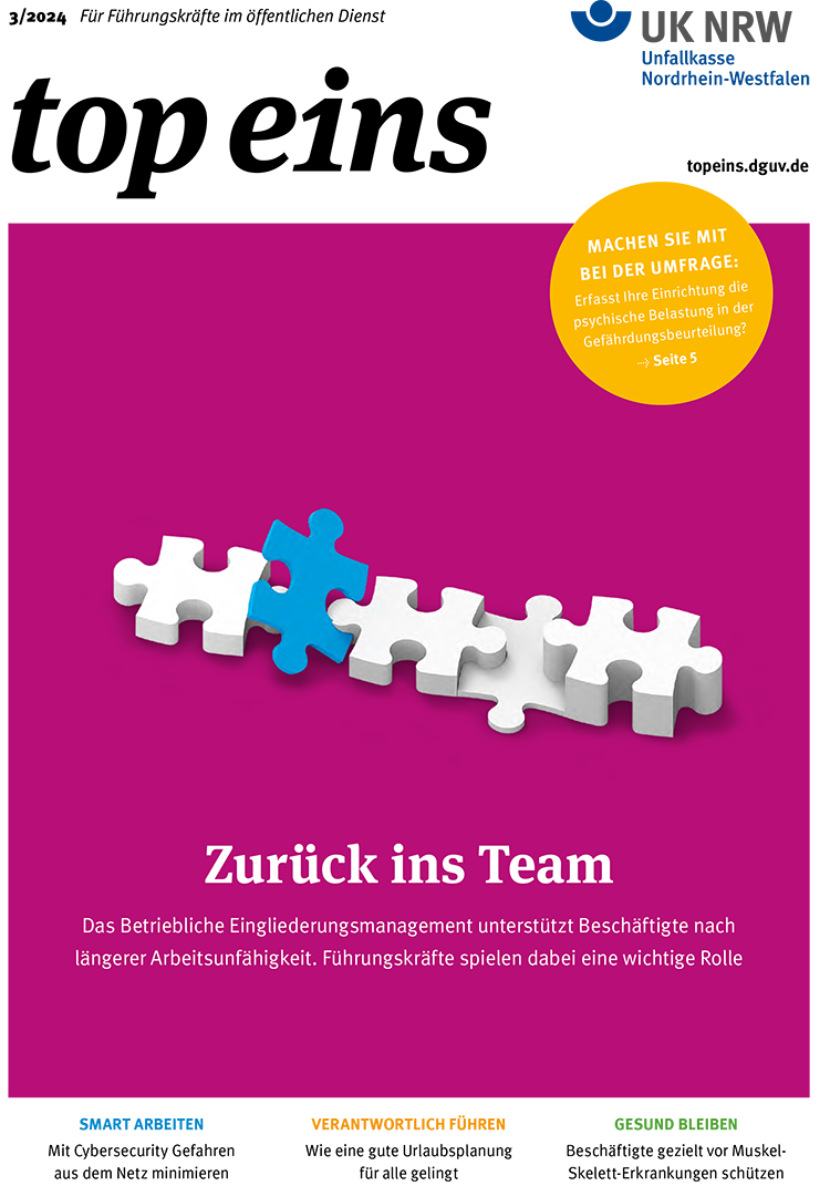 Ein Bild zeigt mehrere ineinandergreifende weiße Puzzleteile, auf denen ein blaues Puzzleteil liegt. Oben rechts befindet sich ein gelber Kreis mit der Aufforderung zur Teilnahme an einer Umfrage über psychische Belastungen bei der Gefährdungsbeurteilung. Im unteren Bereich steht die Überschrift 'Zurück ins Team' und der Hinweis, wie das betriebliche Eingliederungsmanagement Beschäftigte nach einer Arbeitsunfähigkeit unterstützt. Diese Elemente stehen auf einem lila Hintergrund.