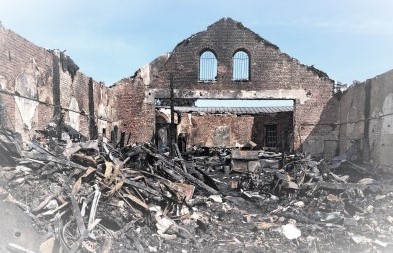 Das Bild zeigt die Brandruine des Motorradladens in Sankt Augustin