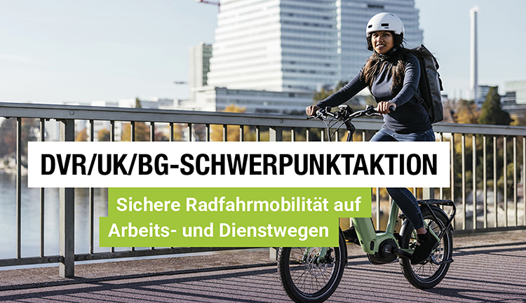 Eine Frau trägt einen Fahrradhelm und fährt ein E-Bike über eine Brücke. Im Hintergrund sind moderne Bürogebäude sichtbar. Ein Banner mit der Aufschrift 'DVR/UK/BG-Schwerpunktaktion, Sichere Radfahrmobilität auf Arbeits- und Dienstwegen' ist im Bild eingeblendet. Das Bild thematisiert die Sicherheit und Prävention im Arbeitskontext, wie sie von der Unfallkasse NRW gefördert wird.
