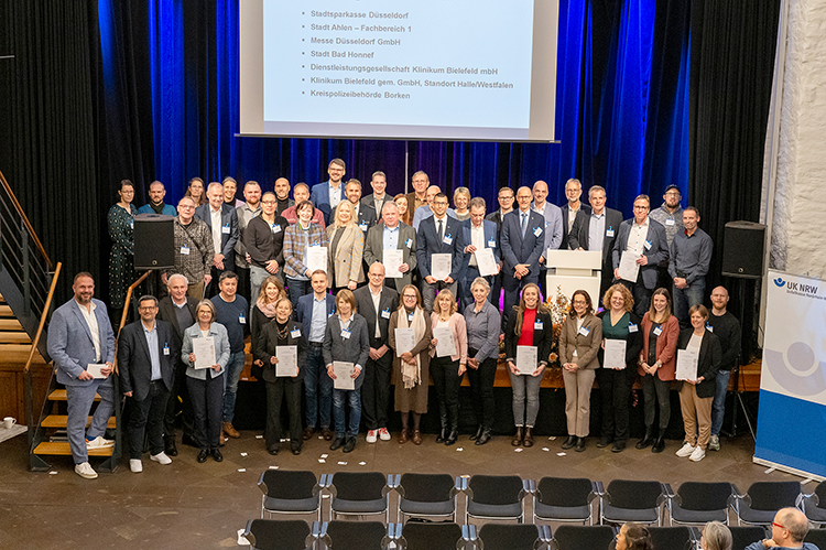 Das Bild zeigt die Preisträger des Prämiensystems der Unfallkasse NRW 2024