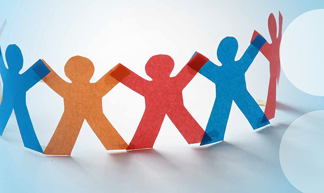 Bunte Papierfiguren in einer Reihe verbunden.