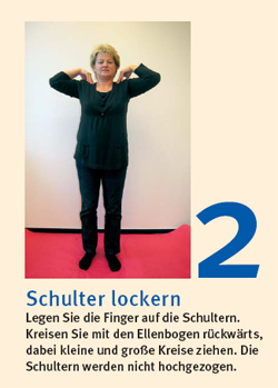 Eine Frau steht auf einer rosa Matte und demonstriert eine Schulterlockerungsübung. Sie legt die Finger auf die Schultern und kreist die Ellenbogen rückwärts in kleinen und großen Kreisen, ohne die Schultern hochzuziehen. Darunter steht die Anweisung 'Schulter lockern', gefolgt von einer detaillierten Beschreibung der Übung. Rechts ist die Zahl zwei groß abgebildet.