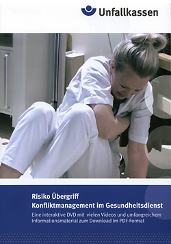 Eine Frau in weißer Kleidung sitzt erschöpft auf dem Boden in einem medizinischen Umfeld. Im Hintergrund sind medizinische Geräte erkennbar. Oben steht das Logo der Unfallkassen. Darunter die Aufschrift 'Risiko Übergriff. Konfliktmanagement im Gesundheitsdienst. Eine interaktive DVD mit Videos und Informationsmaterial zum Download im PDF-Format'. Das Bild behandelt das Thema Arbeitsschutz und Prävention im Gesundheitswesen.