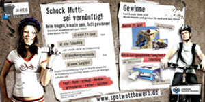 Das Bild zeigt ein Plakat der Unfallkasse NRW mit dem Slogan 'Schock Mutti – sei vernünftig'. Links steht eine Frau mit Helm und Kamera, rechts ein Mann mit Fahrradhelm. In der Mitte Infos zu einem Gewinnspiel sowie Preisen, wie einer Digitalkamera, einem Fahrrad und einem Einkaufs-Gutschein. Im oberen und unteren Bereich sind Logos der Unfallkasse NRW und der Hinweis auf die Webseite spotwettbewerb.de zu sehen. Das Thema ist Arbeitsschutz und Prävention.