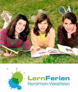 Drei Jugendliche liegen entspannt auf einer grünen Wiese und sind in Bücher vertieft. Sie tragen lässige Kleidung und strahlen eine freundliche Atmosphäre aus. Im Vordergrund liegen mehrere aufgeschlagene Bücher. Das Bild vermittelt eine positive und lehrreiche Umgebung im Rahmen der Lernferien in Nordrhein-Westfalen. Das Logo der LernFerien NRW ist im unteren Bereich des Bildes sichtbar und zeigt Illustrationen in Blau und Grün. Relevanz für die Unfallkasse NRW: Förderung sicherer Lernumgebungen und präventive Bildungsmaßnahmen.