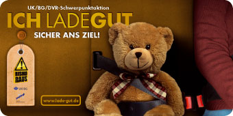 Ein Plakat der Unfallkasse NRW zur Verkehrssicherheit zeigt einen Stofftierbär, der mit einem Sicherheitsgurt auf einem Autositz gesichert ist. Neben dem Bären ist das Motto der Kampagne zu sehen: 'ICH LADE GUT - SICHER ANS ZIEL!'. Ein Anhänger mit 'Risiko raus!' und Logos der UK/BG/DVR in der linken Ecke vervollständigen die Botschaft zur richtigen Ladungssicherung und Prävention von Unfällen im Straßenverkehr.