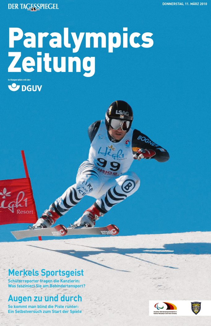Ein Skifahrer in vollständiger Rennkleidung fährt mit hoher Geschwindigkeit eine Skipiste hinunter. Im Hintergrund ist eine rote Fahne mit dem Logo des Skiparadieses zu sehen. Der Skifahrer trägt eine Startnummer und Schutzbrille. Das Titelbild der Paralympics Zeitung vom Tagesspiegel hebt die Themen Arbeitsschutz und Prävention für die Unfallkasse NRW hervor. Die Schlagzeile lautet 'Augen zu und durch', was auf den Mut und die Entschlossenheit der Athleten im Behindertensport hinweist.