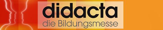 Das Bild zeigt das Logo der Didacta auf einem farbenfrohen Hintergrund. Zwei stilisierte Silhouetten von Köpfen sind links im Bild. Das Wort 'didacta' ist in schwarzen Buchstaben, darunter steht 'die Bildungsmesse' in kleineren roten Buchstaben. Diese Messe ist eine zentrale Veranstaltung im Bildungsbereich. Im Kontext der Unfallkasse NRW ist die Messe relevant für Arbeitsschutz und Prävention in Bildungsinstitutionen.